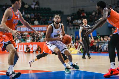 2025-2026����CBA������32�֣�������������94��102����������